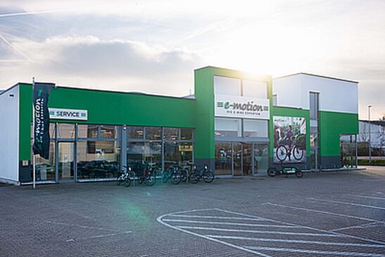 e-motion Shop Pulheim Aussenansicht Foto Credit Kamil Grad (002) e-motion Shop Pulheim Aussenansicht Foto Credit Kamil Grad (002)