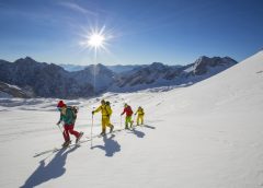 Skitour bei strahlendem Sonnenschein